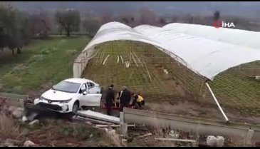 Bursa'da kadın sürücü su kanaletlerine çarpıp yaralandı