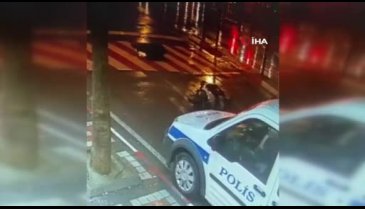 Bursa'da yaya geçidindeki kadına elektrikli bisikletin çarptığı kaza kamerada