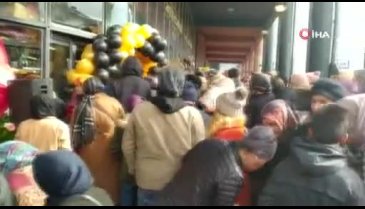 Bursa'da züccaciye dükkanının açılışında izdiham!