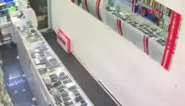 Tamir etmek istediği telefon elinde patladı