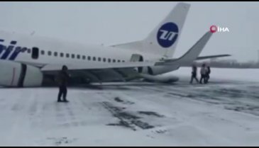 Rus yolcu uçağının kuyruğu piste çarptı