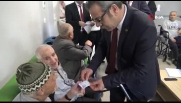 Bursa'da huzurevi sakinlerinin yeni kimlikleri dağıtıldı