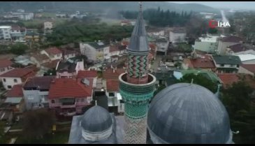 Bursa'daki bu caminin minaresinde 12 bin parça çini var
