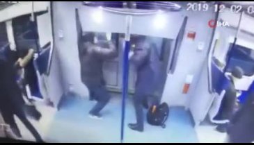 Yanlış metroya binen yolcu dışarı atladı