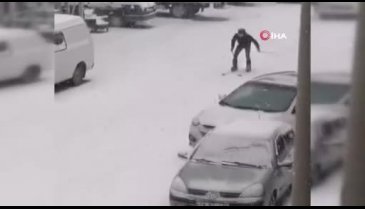 Karla kaplanan yolda kayak takımları ile kayak yaptı