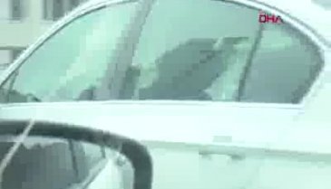 Kucağında çocukla otomobil kullandı