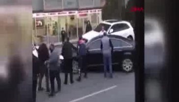 Kimseye aldırmadı, defalarca çarptı