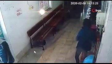 Bursa'da camideki yardım kutusunu masayla birlikte çaldılar!