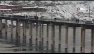 Köprü ayağına çarpan teknede bir kişi kayboldu