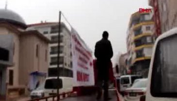 "Beni Affet" pankartı açan adam soluğu karakolda aldı