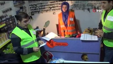 Bursalı kadın çilingir erkeklere taş çıkartıyor