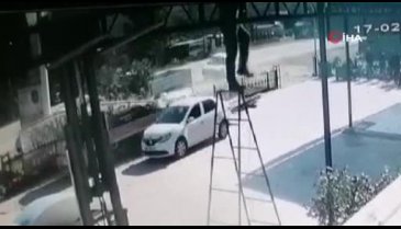 Bursa'da boru yüklü kamyonet iş yerine daldı