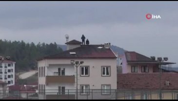 6 katlı apartmanın çatısından maç seyrettiler