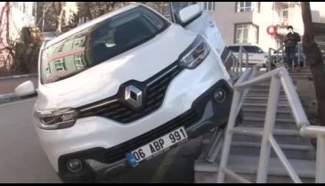 El freni çekmeyi unuttu, otomobiliyle sürüklendi