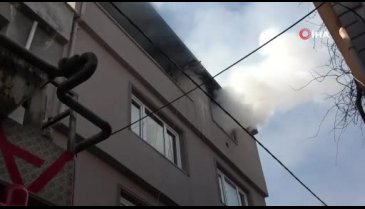 Bursa'da 4 katlı müstakil binanın çatı katında yangın çıktı
