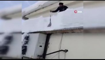 Çatıdaki karı temizlerken az daha canından oluyordu