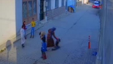 Bursa'da anne oğlunu sokak ortasında dövdü!