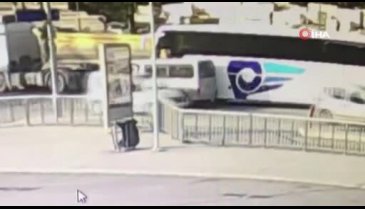 Yol verme kavgasında otobüsün altında kaldı