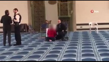 Namaz kılan din görevlisi bıçaklandı - 2