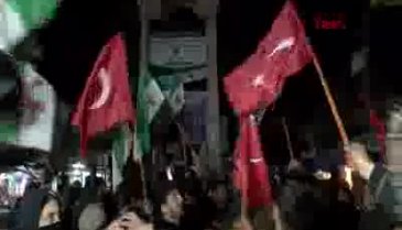 İdlibliler Türk bayraklarıyla sokağa döküldü