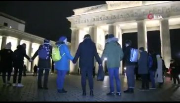 Irkçı saldırıya Brandenburg Kapısı önünde sessiz protesto