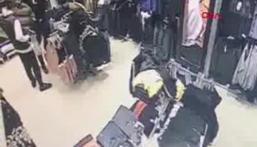 Elbise deneyen müşterinin parasını çaldı