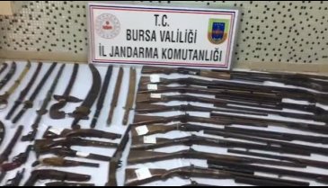 Bursa'da lastikçiden silah ve kılıç cephanesi çıktı