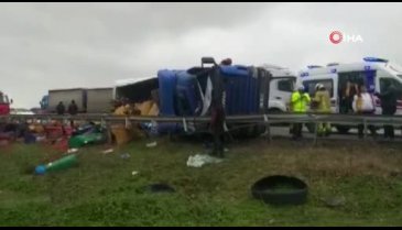 Bursa'da TIR devrildi, kara yolu salça tarlasına döndü