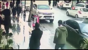 Polis, bıçaklı kavgayı havaya ateş ederek ayırdı
