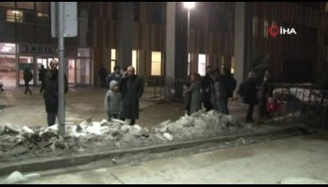 Vanlılar deprem sonrası sokağa döküldü