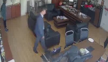 Kızıyla tartışan öğrenciyi müdür odasında yumrukladı!