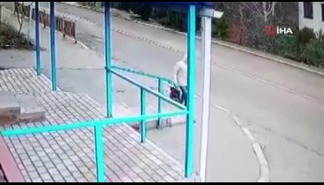Yola düşen kadın ölümden kıl payı kurtuldu