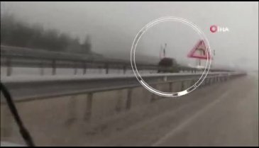 Ters şeritte ilerleyince tırın altında kalmaktan son anda kurtuldu