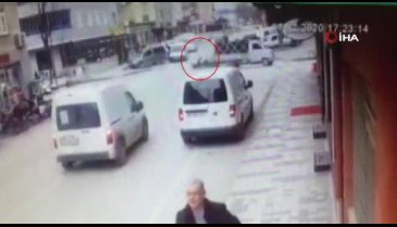 Bursa'da kamyonetle motosiklet böyle çarpıştı