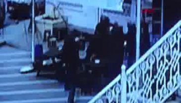 Cami avlusundaki kavga kamerada