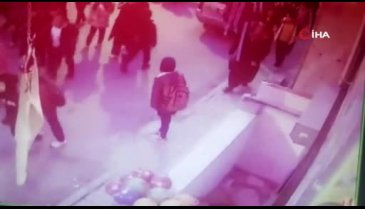Yaşlı kadın merdiven boşluğuna düştü