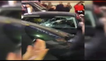 Kaza yapan genci, polisler kurtardı!