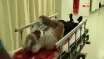 Bursa'da aşırı hızlı otomobil yol kenarındaki tezgaha daldı: 2 yaralı