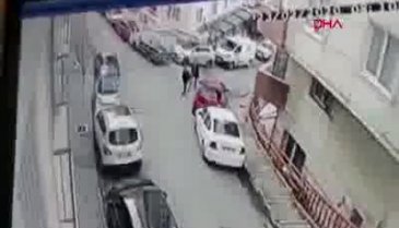 Lastiği patlayınca başka arabadan çaldı