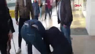 Polisten kaçabilmek için paraları sokağa saçtı