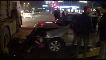 Bursa'da kontrolden çıkan otomobil anayola uçup tıra çarptı