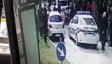 Annesine çarpan otomobile saldırdı!