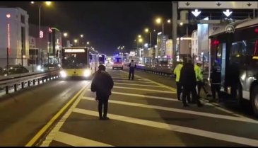 Yerinden çıkan rögar kapağının metrobüse saplandı!