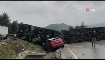 Bursa'da büyük kaza! TIR devrildi