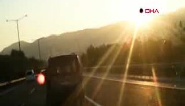 Ormanlık alandan atılan şişe, seyir halindeki otomobilin camını patlattı