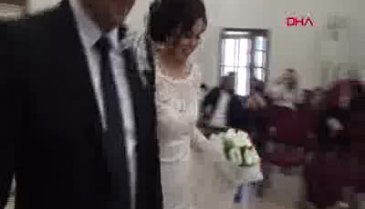 Bursa'da nikah masasına oturan Uzman Çavuş, asker selamıyla 'evet' dedi