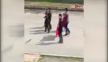 Kamuflaj giyip ellerinde bayraklarla yürüdüler