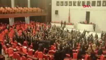 TBMM'de vekiller birbirine girdi