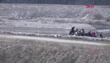 Yunanistan'a geçen göçmenlerin kayık kavgası