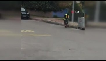 Süpürgesiyle dans ederek çöp toplayan işçi gülümsetti